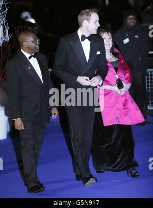 Le duc de Cambridge arrive au Gala des blancs d'hiver tenu au Royal Albert Hall, à Londres, accompagné du chef de l'exécutif de Centerpoint, Seyi Obakin (à gauche) et du fiduciaire de Centerpoint, Danielle Alexandra (à droite). Banque D'Images