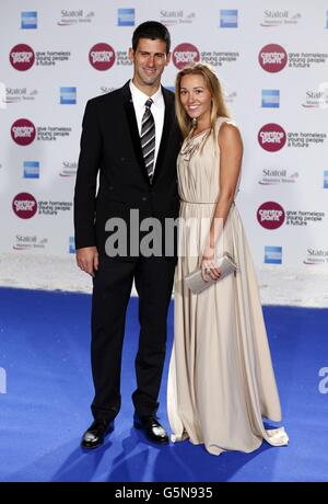 Novak Djokovic et sa petite amie Jelena Ristic arrivent au Gala des blancs d'hiver qui s'est tenu au Royal Albert Hall, à Londres. Banque D'Images