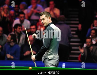 Snooker - William Hill UK Snooker Championships - huitième jour - York Barbican Center.Mark Selby, en Angleterre, célèbre la victoire de son match de demi-finale lors des championnats William Hill UK Snooker au York Barbican Center, York. Banque D'Images