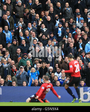 Les fans de Manchester City se rendent avec colère contre Wayne Rooney de Manchester United alors qu'il célèbre son premier but du jeu Banque D'Images