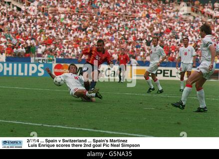 2/7/94 ... Espagne contre Suisse ... Le Martinez Luis Enrique d'Espagne marque le deuxième but Banque D'Images