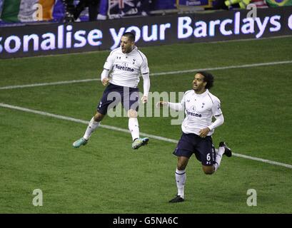 Clint Dempsey de Tottenham Hotspur célèbre le premier but de son côté Du jeu avec Tom Huddlestone (à droite) Banque D'Images