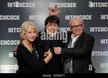 Sir Anthony Hopkins (à droite) et Dame Helen Mirren avec la directrice Sacha Gervasi (au centre) à la première de Hitchcock à BFI Southbank, Londres. Banque D'Images