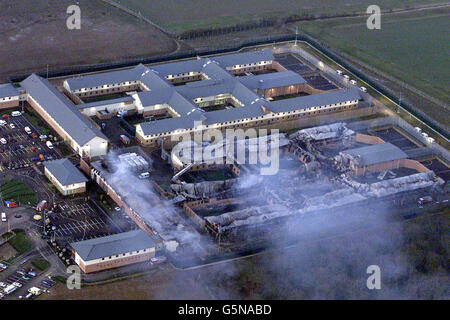 Une vue aérienne du camp de réfugiés de Yarl Wood dans le Bedfordshire couve toujours après un incendie qui a balayé l'installation.01/04/02: A été temporairement fermé après que les opérateurs Group4 n'ont pas pu trouver une couverture d'assurance adéquate.* au cours des derniers jours, jusqu'à 90 demandeurs d'asile encore à Yarl's Wood ont été transférés dans d'autres centres.Des entretiens entre le Groupe 4 et le Home Office pour obtenir une nouvelle couverture d'assurance devraient avoir lieu dans les semaines à venir.15/08/03 : deux demandeurs d'asile ont été aujourd'hui emprisonnés pendant quatre ans pour leur part dans une émeute qui a réduit la moitié d'une détention phare de 100 millions Banque D'Images