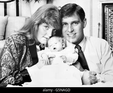 Une des premières photos officielles du duc et de la duchesse de York à Balmoral avec leur fille de deux semaines, l'Altesse Royale la princesse Beatrice de York, prises par le duc lui-même. Banque D'Images