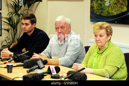 John et Marilyn Payne, parents de l'adolescent disparu Nicola Payne, avec l'acteur George Evans à Coventry faisant un appel pour des informations concernant l'emplacement de leur fille. Banque D'Images