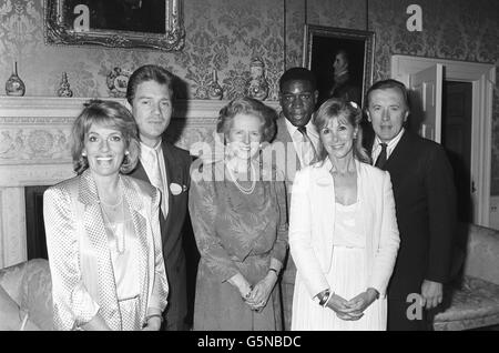 Premier ministre Margaret Thatcher, au centre, au 10 Downing Street, Londres, avec des célébrités, de gauche à droite, Esther Rantzen,Anthony Andrews, Frank Bruno, Susan Hampshire et David Frost.Le PM a organisé une réception pour Childline pour remercier les partisans de l'organisme de bienfaisance.Esther Rantzen est la présidente de la ligne d'assistance nationale pour les enfants en difficulté ou en danger. Banque D'Images