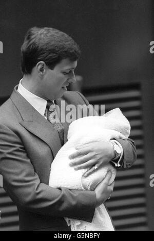 Le duc d'York berce sa petite princesse de quatre jours devant l'hôpital de Portland à Londres. Banque D'Images