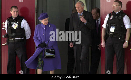 La reine Elizabeth II quitte l'aéroport d'Heathrow pour une visite officielle en Jamaïque à peine 72 heures après les funérailles de sa sœur, la princesse Margaret. La visite de trois jours à Kingston et Montego Bay sera suivie de visites royales de la Nouvelle-Zélande et de l'Australie. Banque D'Images