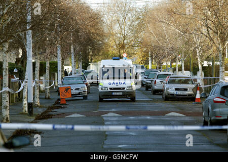 Gardai sur la scène de Furry Park Road, Dublin ce matin où le criminel majeur Eamon Kelly a été abattu hier soir. Banque D'Images