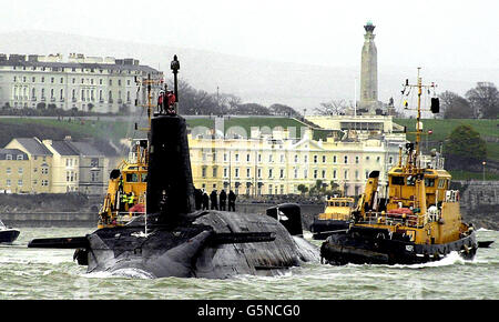 Le sous-marin nucléaire de la Marine royale HMS Vanguard arrive à la base navale de Devonport à Plymouth pour être réinstallée. HMS Vanguard mesure 150 mètres de long et déplace 16,000 tonnes d'eau et est le premier sous-marin de la classe Trident à être réinstallé. Banque D'Images