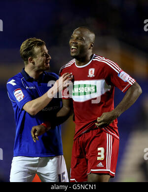 Wade Elliott (à gauche) de Birmingham City et Andre Amougou (à droite) de Middlesbrough partagez une blague après le coup de sifflet final Banque D'Images