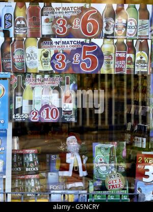 Vue générale des affiches d'alcool dans une fenêtre de la boutique Booze Buster. Banque D'Images