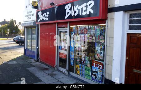 Vue générale des affiches d'alcool dans une fenêtre de la boutique Booze Buster. Banque D'Images