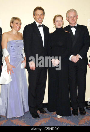 Le Premier ministre Tony Blair (2e à gauche) avec Helen Fielding (à gauche), Kate Winslet et Richard Curtis lors du Evening Standard film Awards 2002 au Savoy de Londres.Les prix annuels récompensent les réalisations du cinéma maison.* .... au cours des 12 derniers mois et ont été accueillis cette année par le comédien Jack Dee.La cérémonie sera diffusée à la télévision Carlton. Banque D'Images