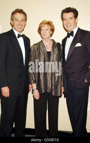 Le Premier ministre Tony Blair, Dame Maggie Smith et Pierce Brosnan lors des Prix du film standard de la soirée 2002 au Savoy de Londres.Les prix annuels récompensent les réalisations du cinéma maison au cours des 12 derniers mois.* ... et ont été accueillis cette année par le comédien Jack Dee.La cérémonie sera diffusée à la télévision Carlton. Banque D'Images