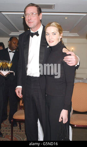 Max Hastings et Kate Winslet, rédactrice en chef du soir, lors des prix du film standard 2002 au Savoy de Londres. Les prix annuels récompensent les réalisations du cinéma maison au cours des 12 derniers mois. * ... et ont été accueillis cette année par le comédien Jack Dee. La cérémonie sera diffusée à la télévision Carlton. Banque D'Images