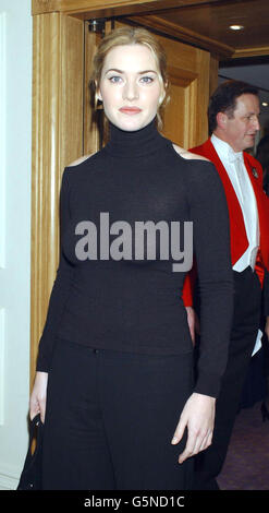 L'actrice Kate Winslet lors du Evening Standard film Awards 2002 au Savoy à Londres. Les prix annuels récompensent les réalisations du cinéma maison au cours des 12 derniers mois et ont été accueillis cette année par le comédien Jack Dee. * ... La cérémonie sera diffusée à la télévision Carlton. Banque D'Images