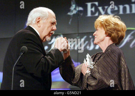 Robert Altman et Dame Maggie Smith avec son prix lors du Evening Standard film Awards 2002 au Savoy à Londres.Les prix annuels récompensent les réalisations du cinéma maison au cours des 12 derniers mois et ont été accueillis cette année par le comédien Jack Dee.* ...La cérémonie sera diffusée à la télévision Carlton. Banque D'Images