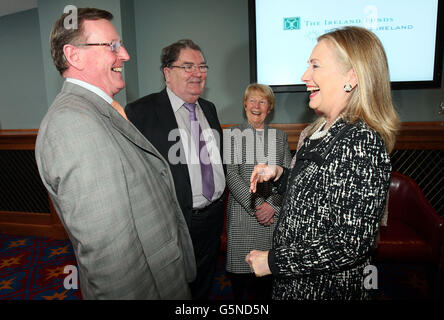 Photo piscine Secrétaire d'Etat américaine Hillary Clinton, l'ancien Premier ministre rencontre , David Trimble (à gauche) et ancien chef du SDLP,John Hume, à Belfast Titanic, au cours d'une journée de visite dans la province. Banque D'Images