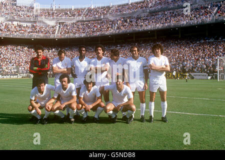 Soccer espagnol - la Liga - Real Madrid / Valencia - Bernabeu.Groupe d'équipe Real Madrid.(Retour l-r) Mariano Garcia Remon, Uli Stielike, Laurie Cunningham, Gregori et Santillana. Banque D'Images