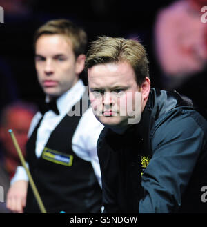 Ali carter (à gauche) et Shaun Murphy d'Angleterre lors de leur match de demi-finale lors des championnats William Hill UK Snooker au York Barbican Center, York. Banque D'Images