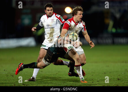 Andrew Trimble d'Ulster est affronté par Ryan Lamb de Northampton lors du match Heineken Cup Pool four à Franklins Gardens, Northampton. Banque D'Images