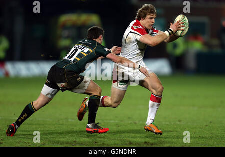 Andrew Trimble d'Ulster est affronté par Ryan Lamb de Northampton lors du match Heineken Cup Pool four à Franklins Gardens, Northampton. Banque D'Images