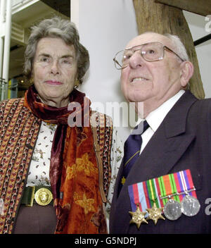 La comtesse Mountbatten et David Arkush, âgées de 87 ans, qui était dentiste dans un camp de prisonniers de guerre japonais et travailleur sur le tristement célèbre chemin de fer Birmanie-Thaïlande, rencontrent des centaines d'autres anciens prisonniers de guerre d'extrême-Orient et des civils internationaux. *... comme ils se sont rassemblés au Musée impérial de la guerre à Londres. Le groupe se souvenait ensemble du 60e anniversaire de la chute de Singapour dans l'armée japonaise, pendant la guerre du Pacifique de 1942. Banque D'Images