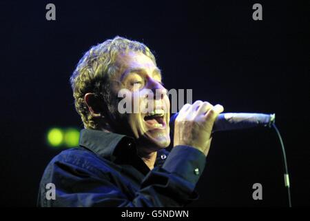 Roger Daltrey, chanteur principal du groupe de rock vétéran The Who, se produit sur scène au Royal Albert Hall, Londres, lors d'un concert de collecte de fonds à l'aide de l'Teenage cancer Trust. Banque D'Images