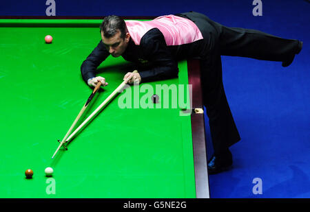 Mark Davis d'Angleterre en action contre Mark Selby lors des championnats William Hill UK Snooker au York Barbican Center, York. Banque D'Images