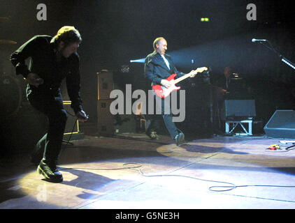 Roger Daltrey, chanteur principal du groupe de rock vétéran The Who et le guitariste Pete Townshend se sont produits sur scène au Royal Albert Hall, Londres, lors d'un concert de collecte de fonds en faveur de l'Teenage cancer Trust. Banque D'Images