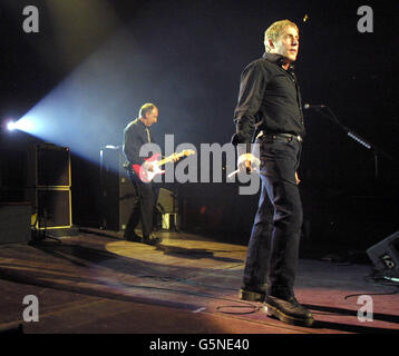 Roger Daltrey, chanteur principal du groupe de rock vétéran The Who et le guitariste Pete Townshend se sont produits sur scène au Royal Albert Hall, Londres, lors d'un concert de collecte de fonds en faveur de l'Teenage cancer Trust. Banque D'Images