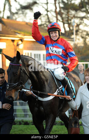 Le sprinter Sacre Jockey Barry Geraghty reconnaît la foule après avoir été conduit dans l'enceinte du gagnant après avoir remporté le Sportingbet Tingle Creek Chase pendant le deuxième jour du festival de Noël de Tingle Creek au champ de courses de Sandown Park, à Sandown. Banque D'Images