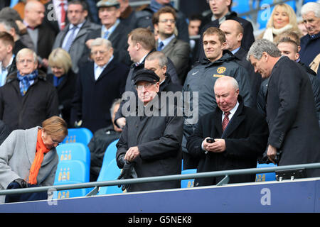 La légende Manchester United Bobby Charlton (au centre) se trouve dans les tribunes du stade Etihad Banque D'Images