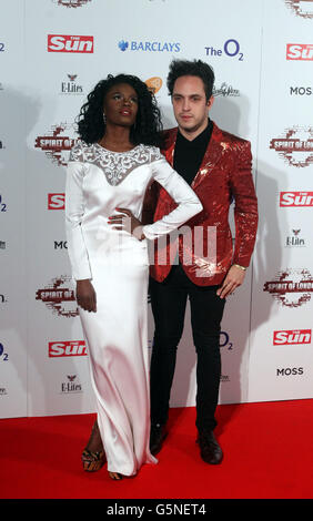 Prix Spirit of London.Shingai Shoniwa et Dan Smith des Noisettes arrivent au Spirit of London Awards à l'O2. Banque D'Images