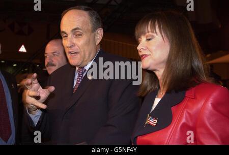 L'ancien maire de New York Rudolph Giuliani arrive à l'aéroport d'Heathrow avec sa petite amie Judith Nathan. Giuliani est ici pour recevoir une chevalier honoraire de la Reine. Banque D'Images