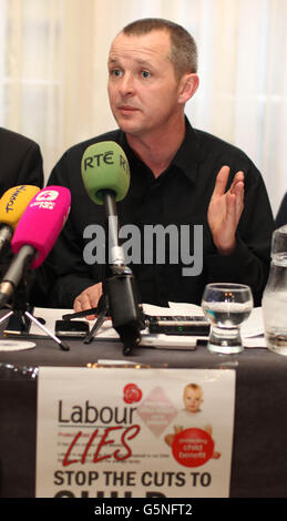 People before profit TD Richard Boyd Barrett parle lors d'une conférence de presse à Dublin pour appeler à une manifestation demain alors que le débat sur la TDS réduit la subvention de répit des soignants dans le budget de 2013. Banque D'Images