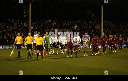 Les joueurs de Fulham et Newcastle United marchent sur le terrain pour le match Banque D'Images