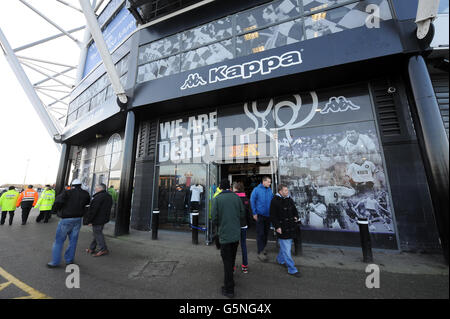 Football - npower football League Championship - Derby County v Leeds United - Pride Park. Vue générale des fans à l'extérieur du Pride Park Banque D'Images