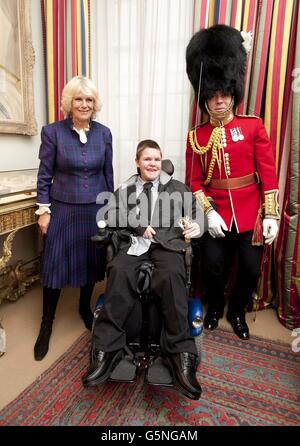 Aider les enfants décorer Camilla tree Banque D'Images