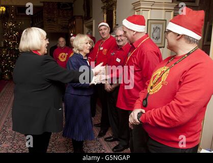 Aider les enfants décorer Camilla tree Banque D'Images