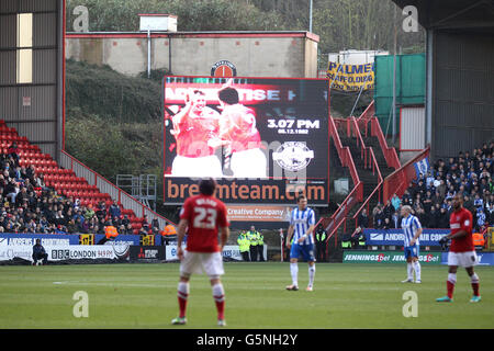 Une image de Colin Walsh est affichée sur le grand écran à 15h07 pour marquer quand il a marqué l'objectif gagnant dans le jeu de Back to the Valley en 1992 Banque D'Images