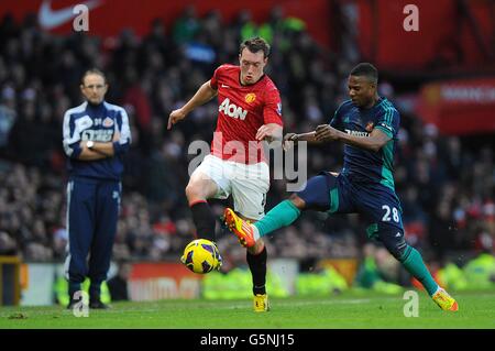 Martin O'Neill, directeur de Sunderland (à gauche), observe Phil Jones de Manchester United (Au centre) et Stephane Sessegnon, de Sunderland, se battent pour le ballon Banque D'Images