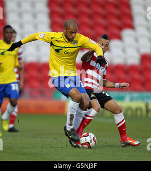 David McGoldrick de Coventry City est attaqué par Kyle Bennett de Doncaster Rovers lors du match de npower football League One au Keepmoat Stadium, Doncaster. Banque D'Images