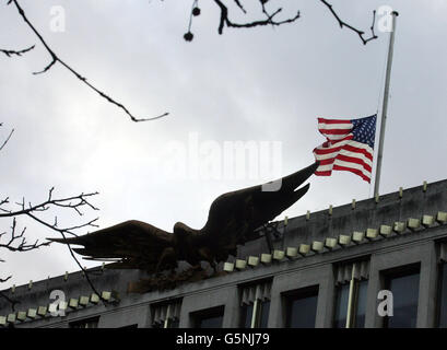 Le drapeau américain vole en Berne à l'ambassade américaine de Londres pour les victimes de la fusillade de masse à l'école élémentaire Sandy Hook, Connecticut, États-Unis. Banque D'Images