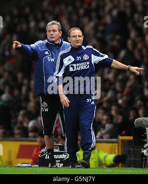 Football - Barclays Premier League - Manchester United / Sunderland - Old Trafford.Martin O'Neill, directeur de Sunderland (à droite), et Steve Walford, premier entraîneur d'équipe sur la ligne de contact Banque D'Images