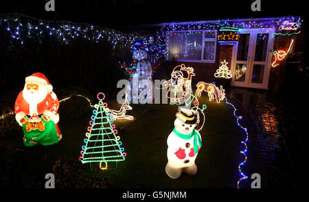 Une maison avec des lumières de Noël à Hazel Grove, Stockport. Banque D'Images