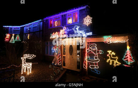 Lumières de Noël dans tout le Royaume-Uni.Une maison avec des lumières de Noël à Hazel Grove, Stockport. Banque D'Images