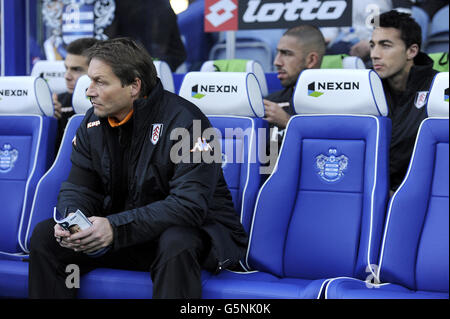 Soccer - Barclays Premier League - Queens Park Rangers v Fulham - Loftus Road.L'entraîneur de Fulham Michael Lindeman sur le banc Banque D'Images